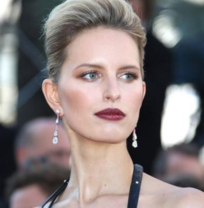 Mái tóc búi cao, son môi màu tím đậm, Karolina Kurkova trông như một quý cô thanh lịch, sang trọng trên thảm đỏ.