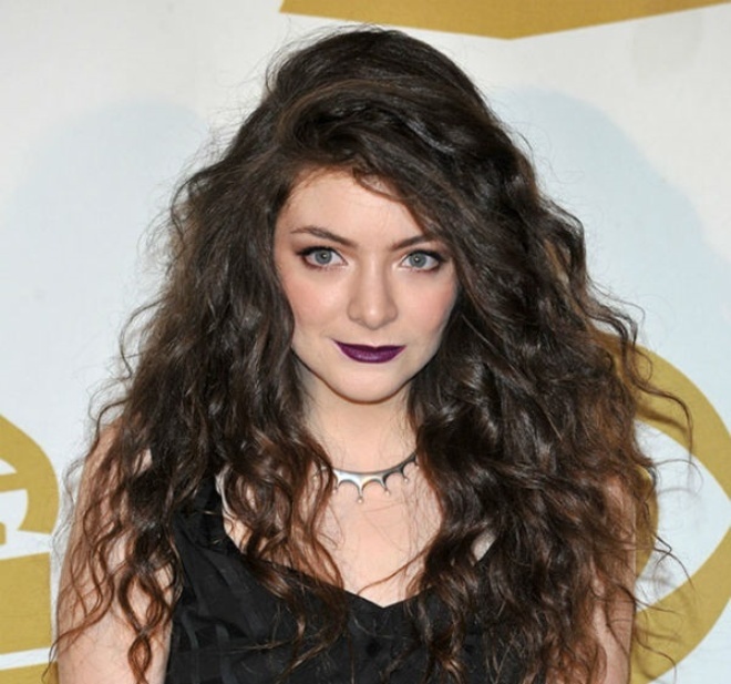 Lorde xinh đẹp với kiểu tóc xoăn xù tự nhiên kết hợp với màu son môi tím sẫm và phấn mắt màu đồng khói.