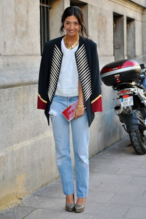 4. Nếu công việc không đòi hỏi bạn phải ăn mặc quá lịch sự, bạn có thể mặc jeans kết hợp với áo sơ mi, áo khoác blazer hoặc giày oxford.