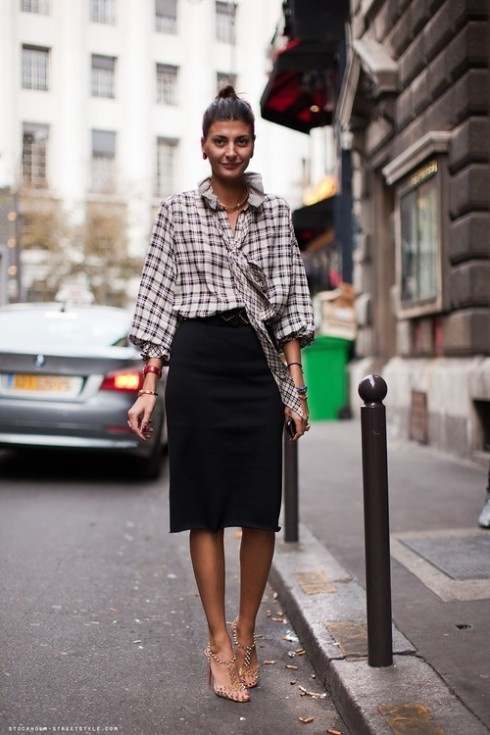 8. Độ dài chân váy “chuẩn” nhất là ở đầu gối. Chân váy không nên ngắn quá 10cm trên đầu gối.