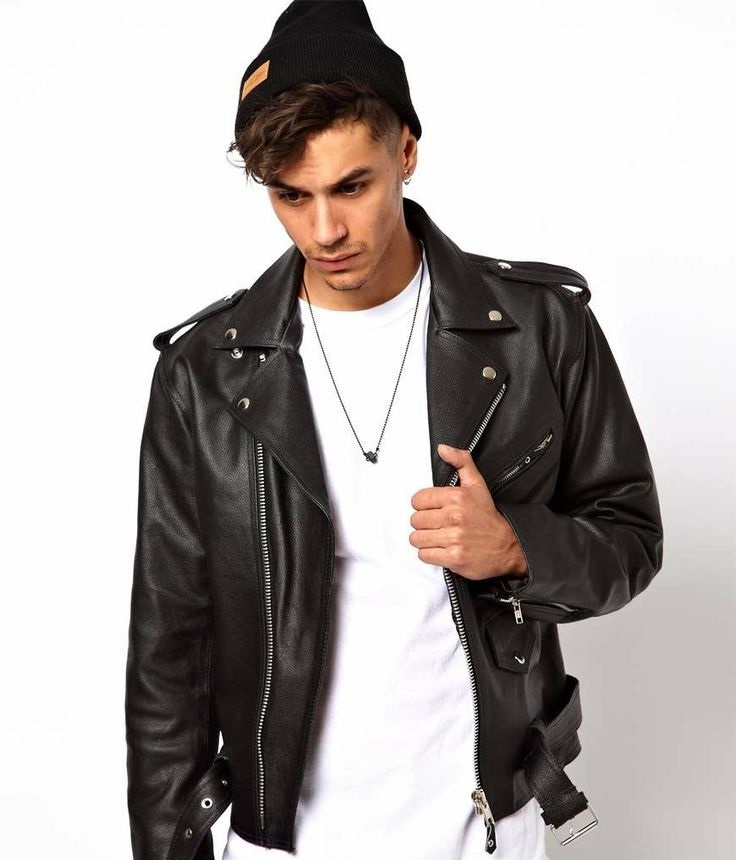 1. Áo khoác da & áo thun trắng: Công thức này có vẻ đơn giản nhưng bạn cần chọn lựa chất liệu cũng như phong cách kỹ càng. Mua một chiếc áo khoác biker vừa vặn, nhưng không quá chặt là điều quan trọng đầu tiên. Hãy tránh các loại áo có cầu vai nhại lại phong cách từ những năm 90. Đối với T-shirt, các kiểu áo từ v-neck cho đến cổ tròn đều ổn miễn là chúng ôm vừa cơ thể bạn và đương nhiên: có màu trắng.