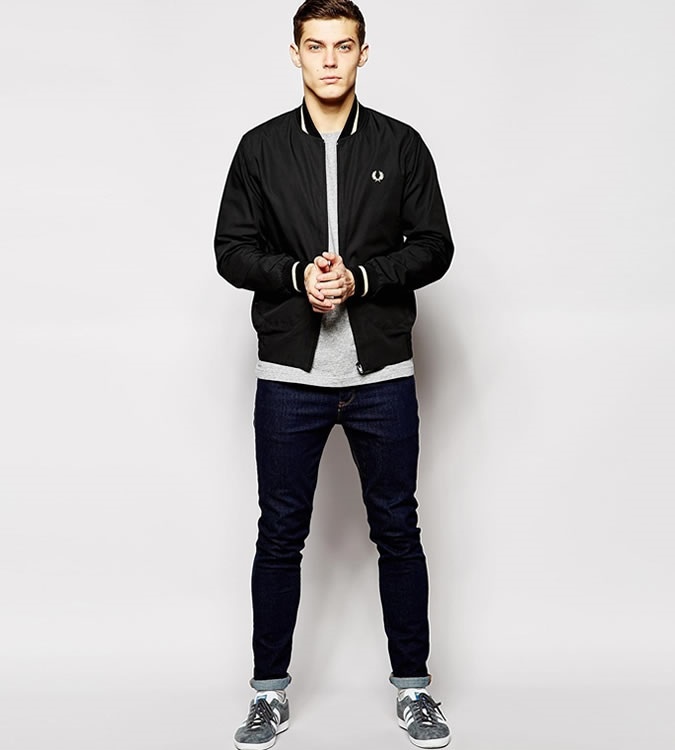 2. Áo thun, quần jeans & áo khoác: Một chiếc áo thun mỏng sẽ là sự lựa chọn hợp lý với công thức này. Về cơ bản, set đồ này sẽ mang đến cho bạn một vẻ bề ngoài gần gũi cũng như thoải mái cho mọi chuyển động, nhưng không quá giản dị. Bên cạnh đó, phong cách này cũng khá dễ dàng để tùy biến khi một chiếc bomber kaki cùng áo thun xám sẽ