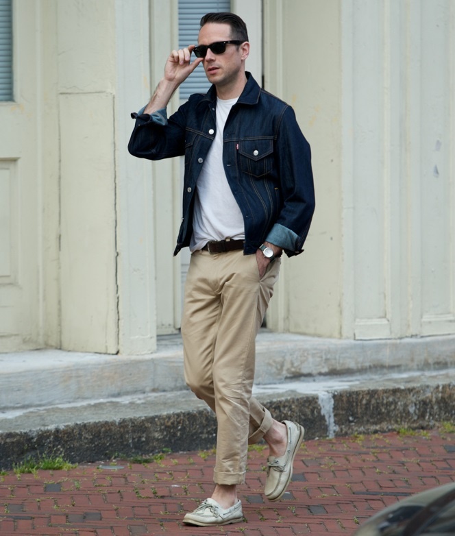 5. Áo khoác denim & quần chinos màu be: Denim jacket và jeans màu be là cách phối màu phù hợp làm nổi bật phong cách cho các chàng. Bên cạnh đó, hãy bổ sung cũng như kết hợp thêm một áo thun trơn màu tối để hoàn chỉnh vẻ bề ngoài này một cách ấn tượng nhất.