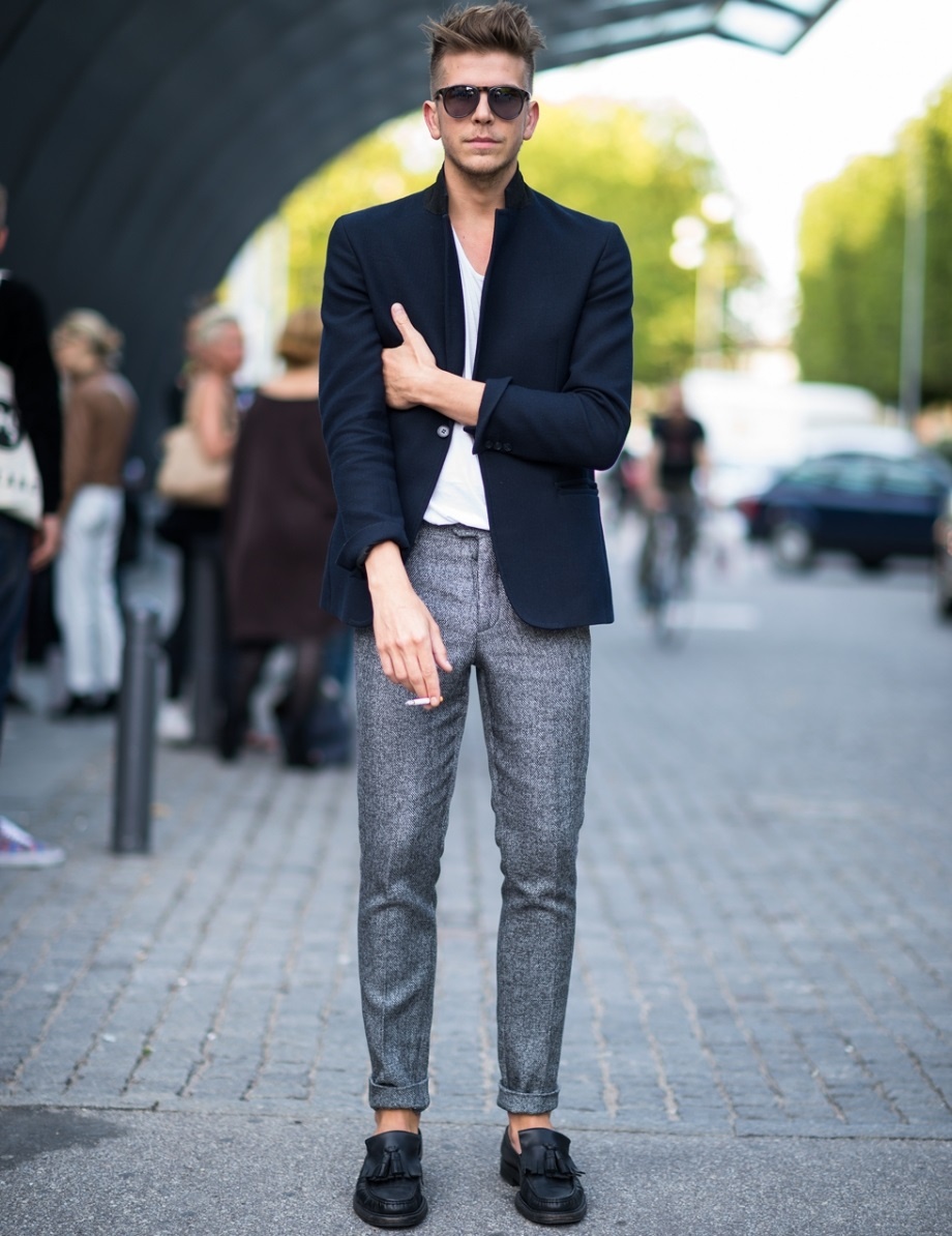 6. Blazer xanh navy & quần kaki xám: Một chiếc blazer màu navy đi cùng với một chiếc quần kaki màu xám nên là một trong những công thức phối đồ chủ lực mọi quý ông cần phải biết. Set đồ này mang lại vẻ trẻ trung, năng động hơn so với bộ suit đầy đủ. Bạn có thể phá cách với sơ mi trắng, cà vạt trơn cùng một đôi Oxford đen bóng hoặc áo thun trơn đi cùng giày lười thoải mái.