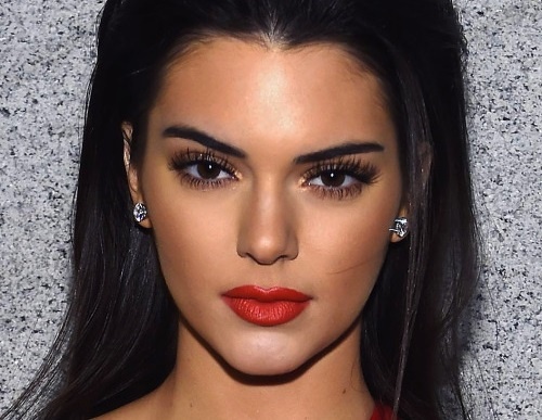 Môi dưới dày: Thoa son bóng vào vị trí trung tâm của môi dưới sau khi đánh son đỏ là mẹo nhỏ cho những cô nàng sở hữu môi dưới dày.