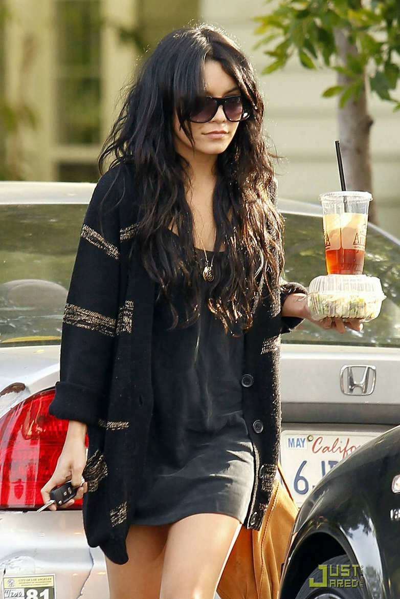 Nếu bạn đã chán những chiếc cardigan trơn thì hãy thử thay đổi lạ mắt với cardigan họa tiết kẻ ngang đơn giản này của Vanessa Hudgens.