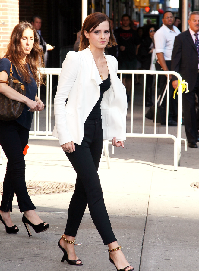 Nàng phù thủy Emma Watson lại trẻ trung với blazer trắng được kết hợp phù hợp với áo balo và skinny đen.