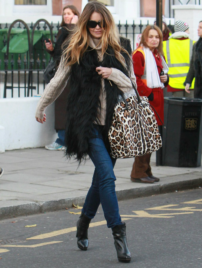 Chiếc áo khoác lông không tay sang trọng của siêu mẫu Elle Macpherson cũng là một gợi ý không tồi để bạn tự tin sải bước trong tiết trời cuối thu đầu đông.