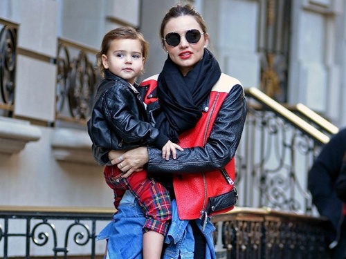 Ngam tu do chua day ao da cua Miranda Kerr hinh anh