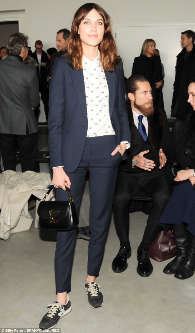 Alexa Chung phối đồ tinh tế giúp bộ vest công sở trở nên năng động và trẻ trung hơn.