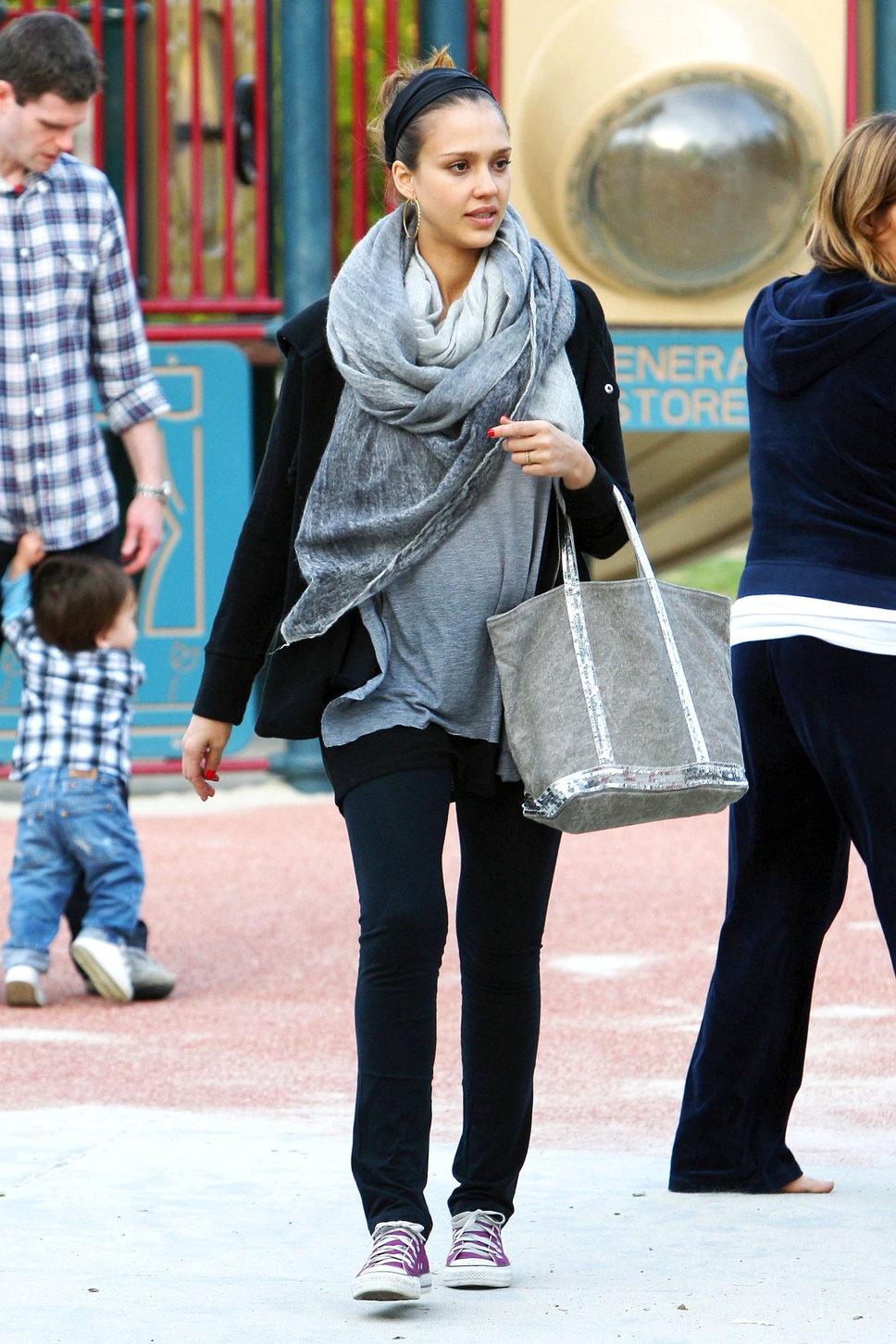 Trong khi đó, Jessica Alba mang đến hình ảnh khỏe khoắn, giản dị với set đồ tông màu trung tính, quần ống suông đen và giày converse tím.