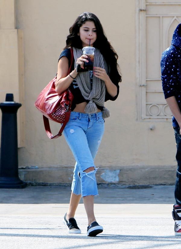 Khỏe khoắn, trẻ trung nhưng không kém phần cá tính là những gì toát lên từ chiếc croptop, quần jeans rách và đôi Vans sắc đen tối giản của Selena Gomez.