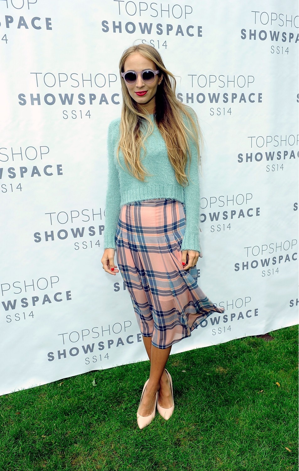 Người mẫu Harley Viera-Newton lại mang đến sự khác lạ với tông màu pastel từ áo len, chân váy kẻ caro tới giày cao gót.