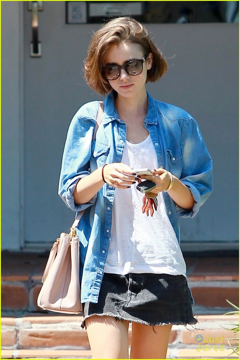 3. Áo khoác denim + chân váy: Lily Collins khác lạ với xu hướng denim-on-denim.