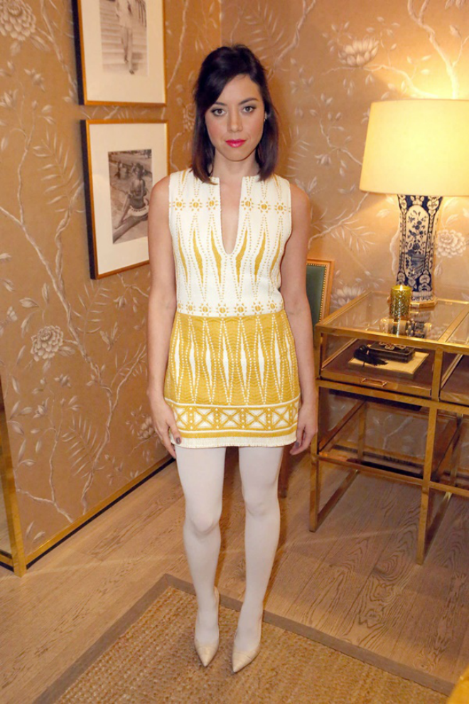 Quần tất trắng cũng là item được Aubrey Plaza yêu thích. Cô mix với một chiếc váy họa tiết màu vàng-trắng của Tory Burch và giày cao gót cùng tông trắng.