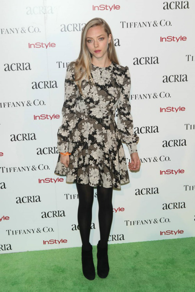 Nữ diễn viên Amanda Seyfried đã biến chiếc váy hoa hiệu Saint Laurent trở nên ấm áp phù hợp với thời tiết mùa đông hơn bằng một chiếc quần tất màu đen dày dặn và bốt đen đồng màu.