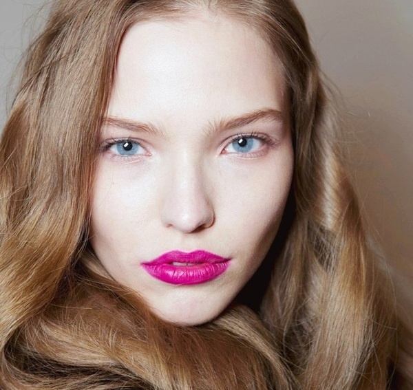 1. Mắt không trang điểm: Để đôi môi thu hút được 100% sự chú ý, bạn có thể thử học theo các người mẫu thời trang cao cấp, khoe đôi mắt tự nhiên hoàn toàn không trang điểm. Điều quan trọng để vẫn giữ được sự rạng rỡ cho kiểu trang điểm này, là bạn phải chú ý trang điểm lớp nền cho khuôn mặt thật hoàn hảo, che phủ mọi quầng thâm, và có thể dùng thêm kem lót dành cho mí mắt để đảm bảo đôi mắt nhìn thật sáng khỏe.