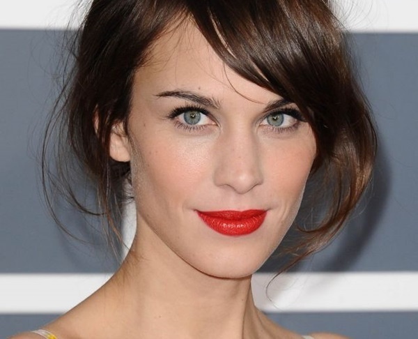 2. Chỉ viền mí mắt trên: Bạn có thể tạo thêm vẻ sắc nét bằng cách chỉ dùng chì kẻ màu đen để viền đường mí mắt trên. Kiểu trang điểm này khá cổ điển, phù hợp với mọi sắc son mà bạn lựa chọn, đồng thời, vẫn giữ được sự tự nhiên vừa phải.