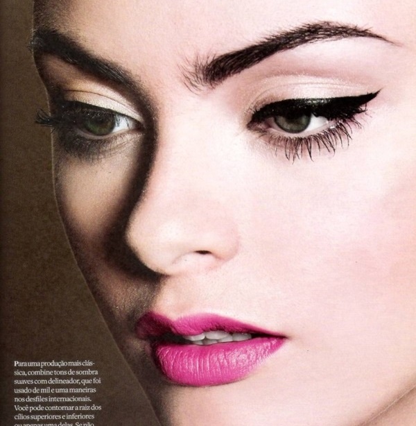 3. Mắt mèo đậm: Kiểu kẻ mắt mèo là sự kết hợp hoàn hảo giữa nét táo bạo và sự tỉ mỉ, giúp tạo sự cân bằng với những màu son có độ sáng như hồng tím, đỏ cam. Đường kẻ đen đậm, sắc sảo sẽ tạo sự gọn gàng, có phần bí ẩn, thích hợp với đôi môi thoa son màu lỳ. Với kiểu kẻ mắt mèo đậm kết hợp với son môi đậm, bạn không nên dùng thêm phấn mắt và cũng không cần kẻ viền đường mí dưới.