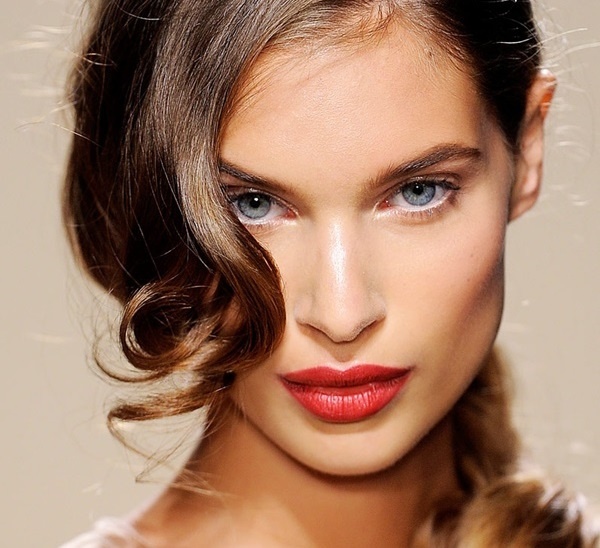 4. Chì kẻ màu trắng: Lựa chọn này thích hợp với những người thích phong cách trang điểm tối giản, giúp đôi mắt tươi sáng và cá tính hơn. Bạn chỉ cần dùng một cây chì kẻ màu trắng viền vào mí mắt phía dưới là đã có thể tự tin với diện mạo mới của mình, giúp tôn màu son và làm rạng rỡ khuôn mặt.