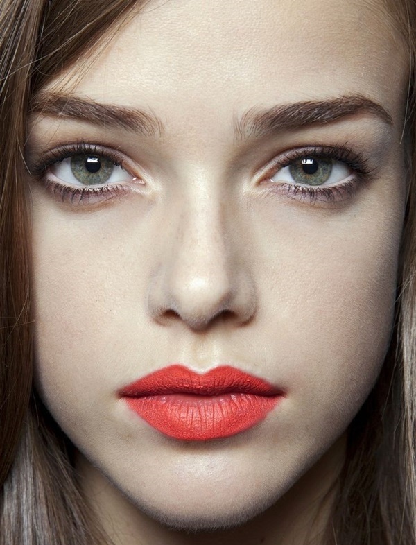 5. Lông mày đậm: Một cách khác để nhấn nhá vào đôi mắt để tương xứng với màu môi mà không sợ quá tay với chì kẻ mắt, đó là tập trung trang điểm cho hàng lông mày. Ngoài việc dùng các loại bột hay chì kẻ mày thông thường, hãy sử dụng thêm một chút mascara màu nâu để tạo vẻ tự nhiên nhưng nổi bật cho lông mày của bạn.