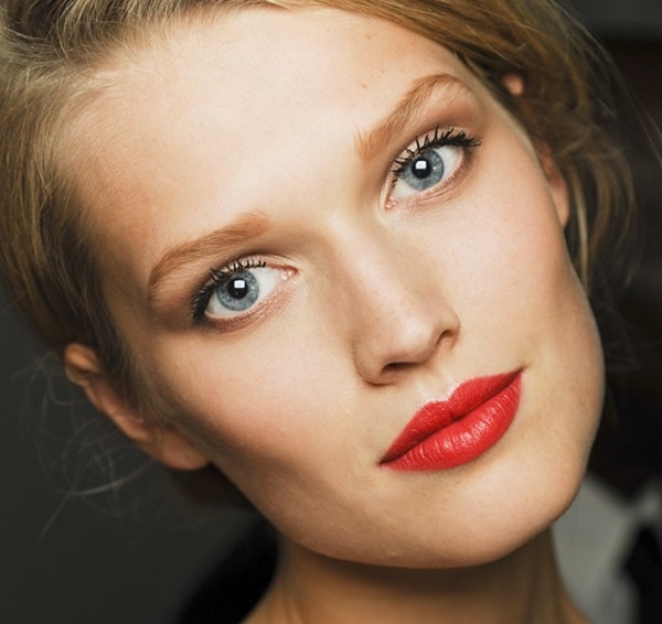 7. Chỉ dùng mascara: Đôi khi, chỉ cần dùng mascara mà không cần chì kẻ mắt, bạn sẽ thấy đôi mắt của mình tươi trẻ hơn rất nhiều. Bạn có thể chải lông mi trên, hoặc chải cả mi trên và mi dưới, nhưng mạnh tay chuốt nhiều mascara một chút, để hàng lông mi nhìn điệu đà như búp bê.