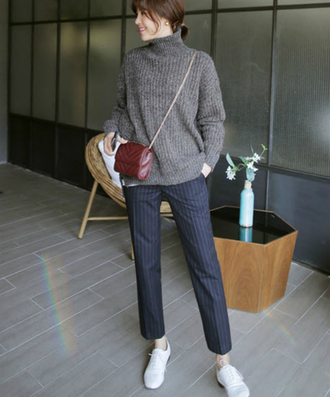 Đừng bó buộc rằng áo len cổ lọ phải mix cùng chân váy hay giày cao gót, hãy để quần baggy và giày thể thao cất lên tiếng nói riêng.