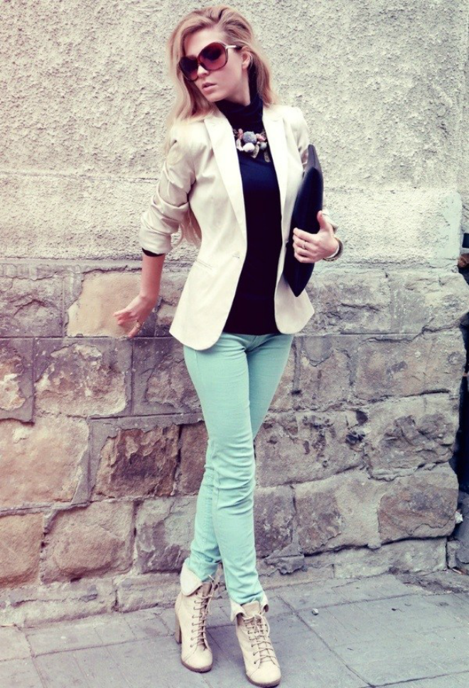 5. Áo blazer: Áo khoác blazer là một trang phục lý tưởng để mặc với áo len cổ lọ. Đây là một trong những cách phối đồ vô cùng phổ biến và thông dụng với các chị em khi đến công sở.