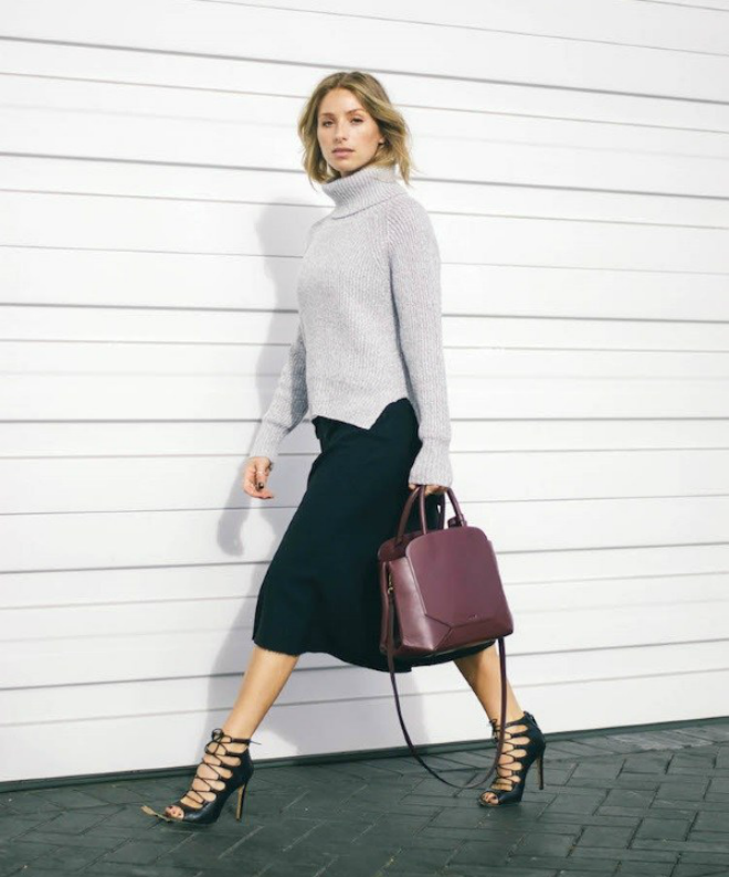 Không nhất thiết cứ phải là áo len cổ lọ dáng ôm thì mới kết hợp được cùng chân váy midi. Bạn cũng có thể chọn cho mình những chiếc áo len cổ lọ dáng rộng tay raglan để tăng thêm vẻ cá tính.