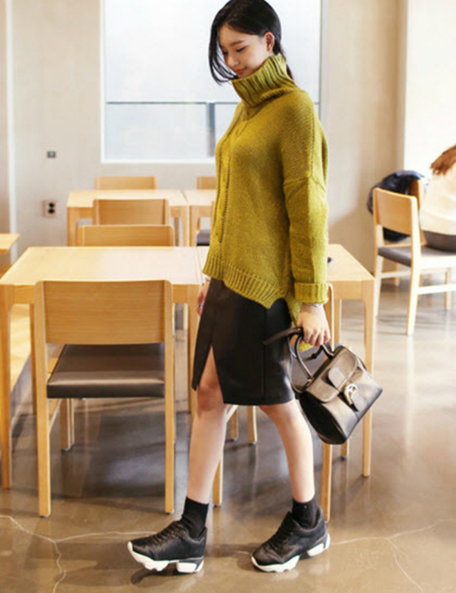 Giày sneaker và chân váy bút chì và áo len sặc sỡ - đúng theo nguyên tắc kết hợp các gam màu đơn sắc.