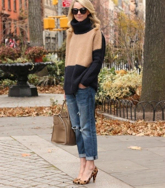Set đồ đơn giản nhưng cá tính với áo len cổ lọ đa sắc với quần boyfriend jeans và giày cao gót sẽ mang lại một chút tinh nghịch cho cô nàng công sở.