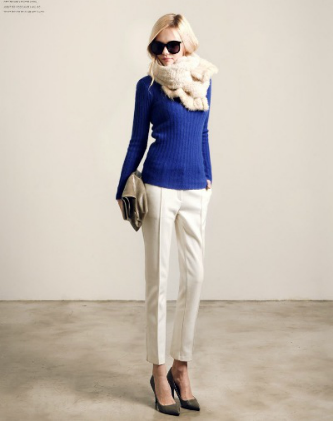 Hay chiếc khăn quàng lông màu trắng muốt cùng tông màu với quần âu cũng là cách để bạn làm nổi chiếc áo len màu xanh cobalt.