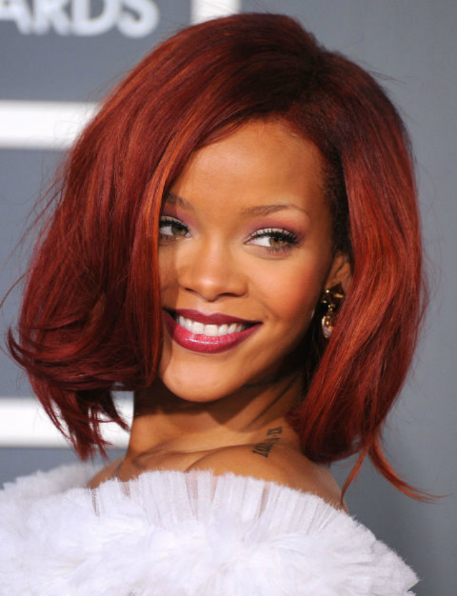 Kiểu tóc bob xoăn nhẹ làm khuôn mặt Rihanna thêm phần quyến rũ.