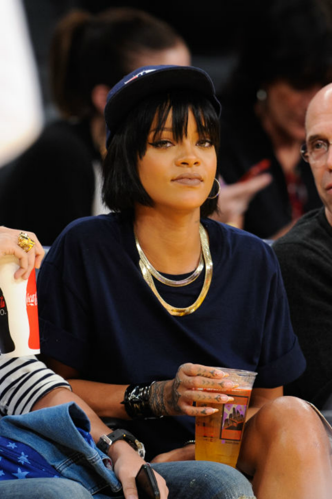 Tóc mái lưa thưa giúp Rihanna ghi điểm với phong cách trẻ trung.