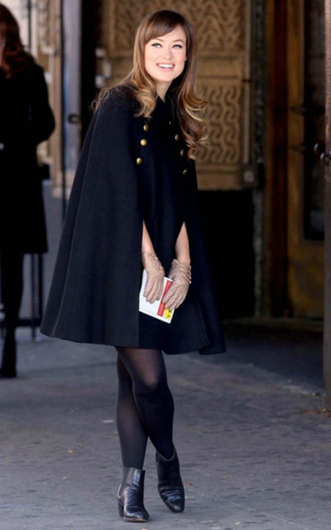 Olivia Wilde luôn biết cách chiếm được trái tim người đối diện. Nụ cười tỏa nắng và phong cách thời trang duyên dáng, thanh lịch đã giúp cô ghi điểm. Váy mini liền thân, ankle bốt, áo cape coat cúc đồng và phong cách trang điểm tự nhiên đã giúp cô tỏa sáng chốn đông người.