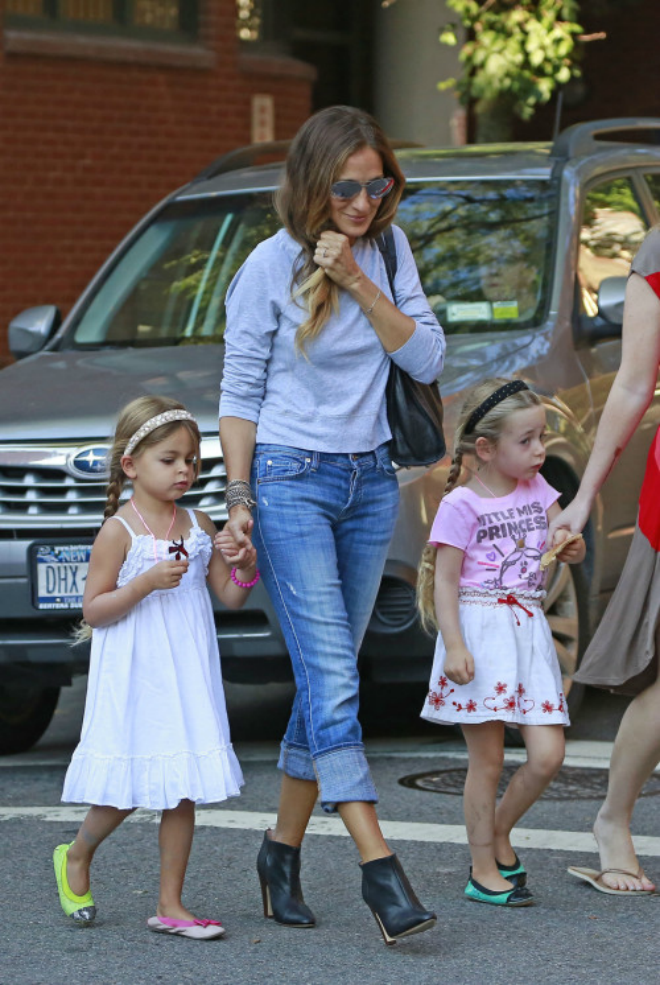 Ở độ tuổi 50, Sarah vẫn rất thời thượng với phong cách đường phố đơn giản, trẻ trung khi phối quần bò xắn gấu và đôi bốt cao gót.