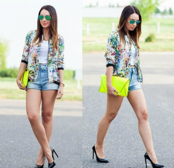 Hay đơn giản xuống phố với crop top, short và áo bomber hoa.