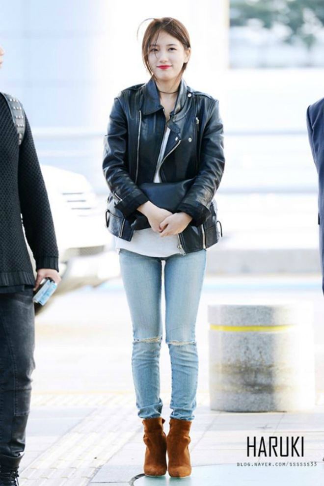 Suzy sang Thái Lan để chuẩn bị cho một sự kiện vào ngày 12/10, thành viên missA xuất hiện với áo khoác da, quần jean rách và boots lửng. Lớp trang điểm nhẹ nhàng cùng làn môi đỏ tươi giúp Suzy nổi bật ở sân bay.