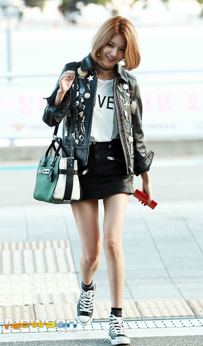 Cô nàng Sooyoung còn thể hiện gu thời trang đẳng cấp của mình với việc đính thêm nhiều phụ kiện làm nổi bật phong cách và sự ấn tượng của thiết kế jacket đang mặc.