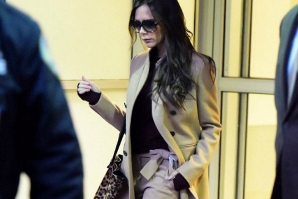 Phong cach thoi trang san bay cua Victoria Beckham hinh anh