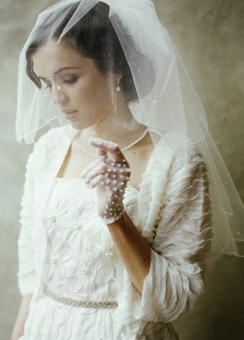 Áo khoác mỏng với những chi tiết điệu đà cũng giúp bạn trở thành một cô dâu thật trẻ trung và nữ tính.