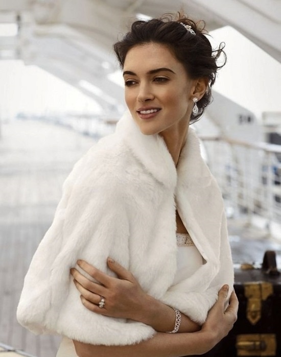 Với chất liệu lông ấm áp, kiểu dáng sang trọng, qúy phái, áo khoác lông sẽ là sự kết hợp hoàn hảo với chiếc váy cưới lộng lẫy của bạn.