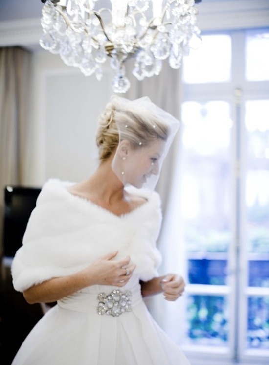 Áo khoác lông lửng là sự lựa chọn phù hợp với những cô dâu có vóc dáng nhỏ, mảnh mai và trẻ trung.