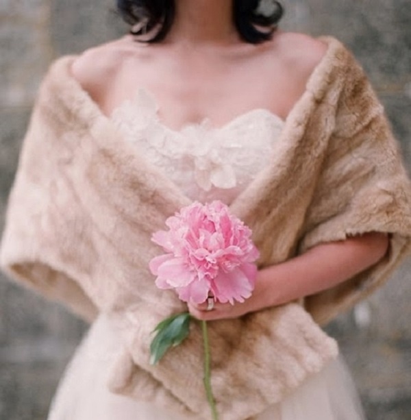 Thậm chí, một chiếc khăn lông vắt ngang qua tay cũng đủ giúp bạn nhấn nhá cho nét tiểu thư, thanh lịch mà vẫn giúp giữ ấm trước cơn gió đông lạnh.