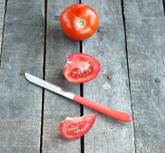 4. Da nhăn: Cà chua là mặt nạ tuyệt vời cho làn da có nhiều nếp nhăn. Bạn ép lấy nước cà chua và thoa lên mặt để qua đêm sẽ giúp chất chống oxy hóa trong cà chua mang lại sức sống cho làn da. Bạn cũng có thể dùng dầu dừa để thoa lên mặt cũng có tác dụng phòng chống lão hóa da rất tốt.