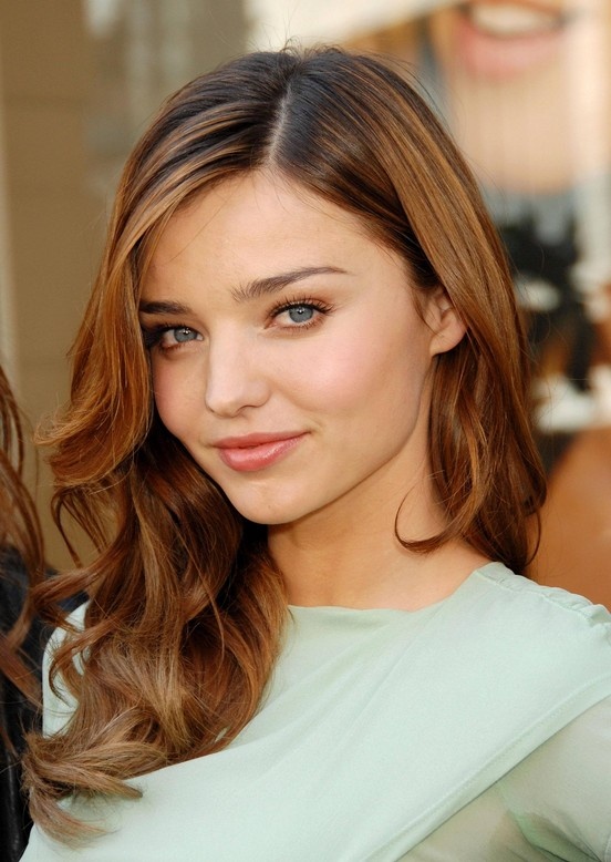 3. Tóc xoăn lọn to  Một kiểu tóc khác từ Miranda Kerr cũng là gợi ý tuyệt vời cho các cô nàng mặt tròn: Tóc xoăn lọn to. Đây là kiểu tóc phù hợp với các hoạt động thường nhật cho nàng công sở, đặc biệt không đòi hỏi bạn phải chăm chút quá nhiều.