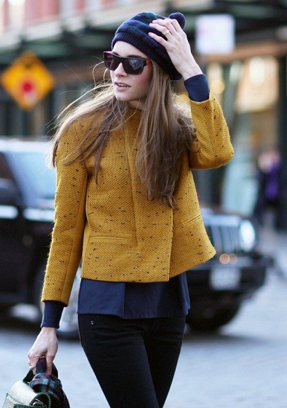 Cặp màu xanh navy, vàng đậm tạo nên tổng thể hoàn hảo, ấm áp