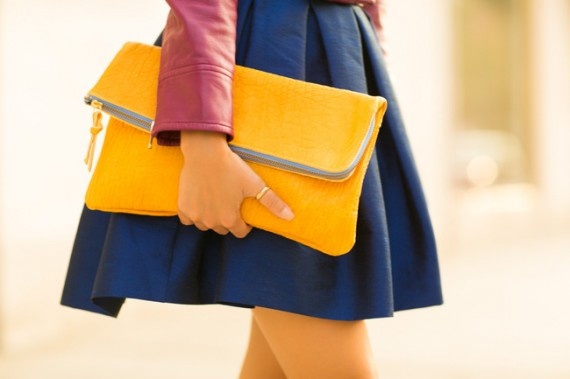 Sự phối hợp của ba màu xanh navy, hồng và vàng tạo nên tổng thể dịu mắt mà vẫn nổi bật