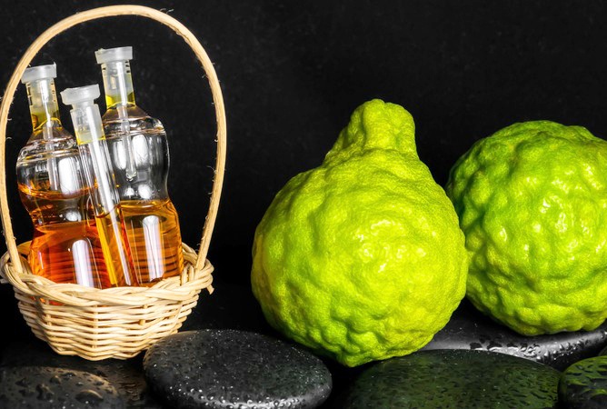 Tinh dầu cam bergamot: Với đặc tính kháng khuẩn, tinh dầu cam không chỉ hiệu quả khi điều trị đốm mụn mà còn giúp mang lại sức sống cho làn da. Bạn có thể trộn dầu cam và dầu dừa sau đó bôi lên đốm mụn. Cách này giúp trị mụn và đốm nâu rất hiệu quả.