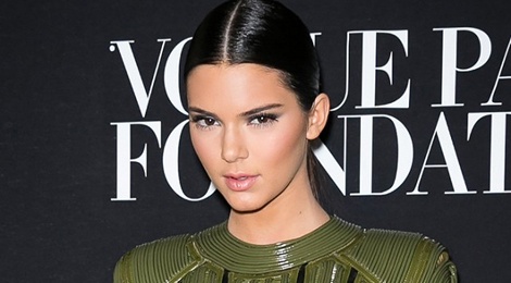 8 cach lam moi cho toc ngoi giua cua Kendall Jenner hinh anh